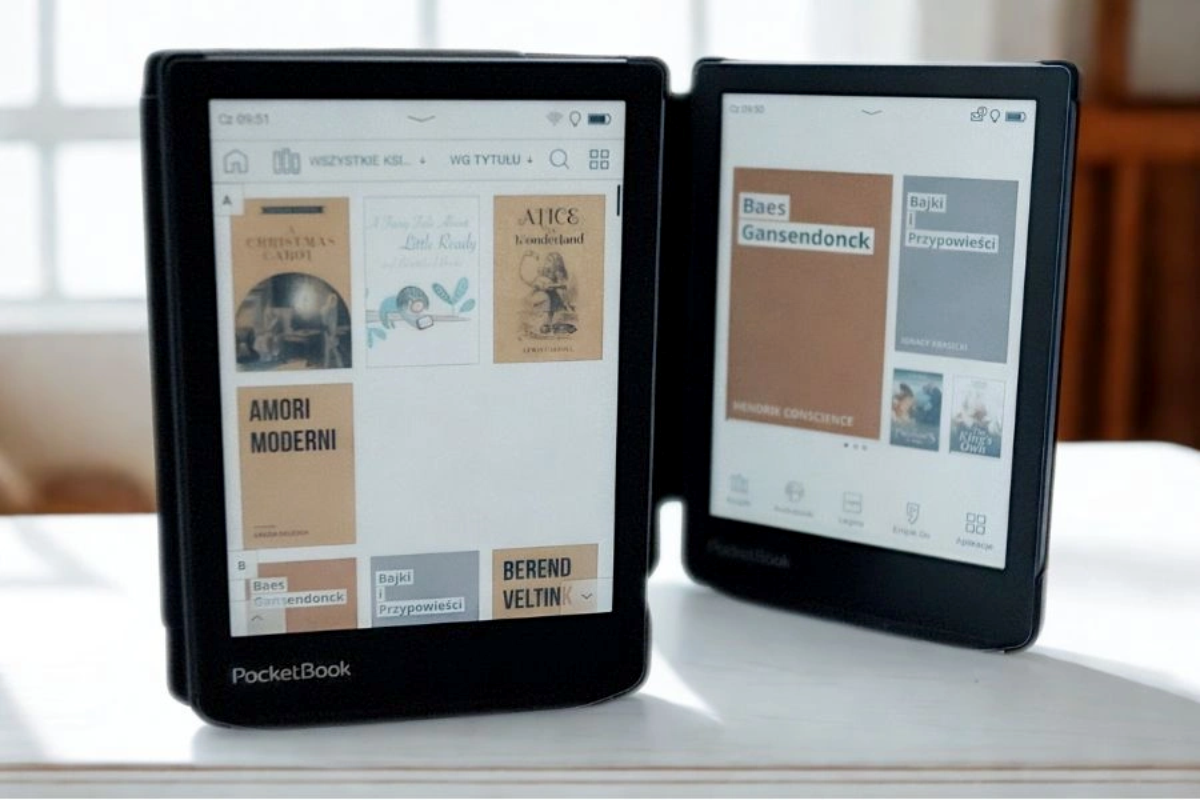 Dwa czytniki e-booków PocketBook ustawione obok siebie, prezentujące różne okładki książek, w tym tytuły takie jak „Amori Moderni” i „Baes Gansendonck”, na stole.
